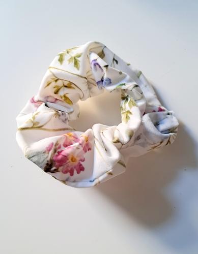 Gumka scrunchie welurowa w kwiaty biała łąka