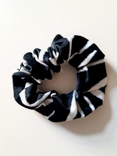 Gumka scrunchie welurowa w paski zebra