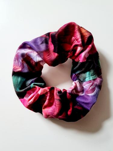 Gumka scrunchie welurowa w kwiaty różowo czerwone