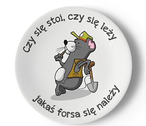 Talerz ceramiczny Garage Print 20 cm "Czy się stoi, czy się leży – jakaś forsa się należy"