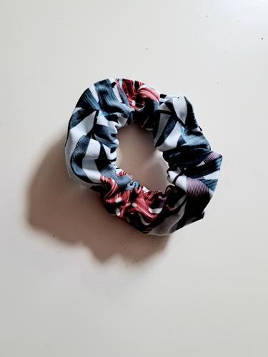 Gumka scrunchie welurowa niebieska w roślinne wzory