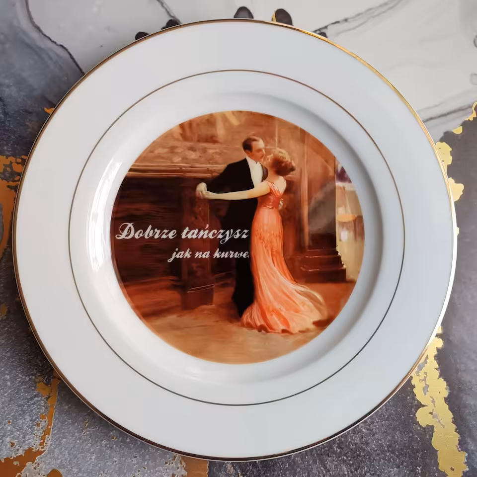 Talerz ceramiczny Sarnodzieło 20 cm Dobrze tańczysz jak na kurwę