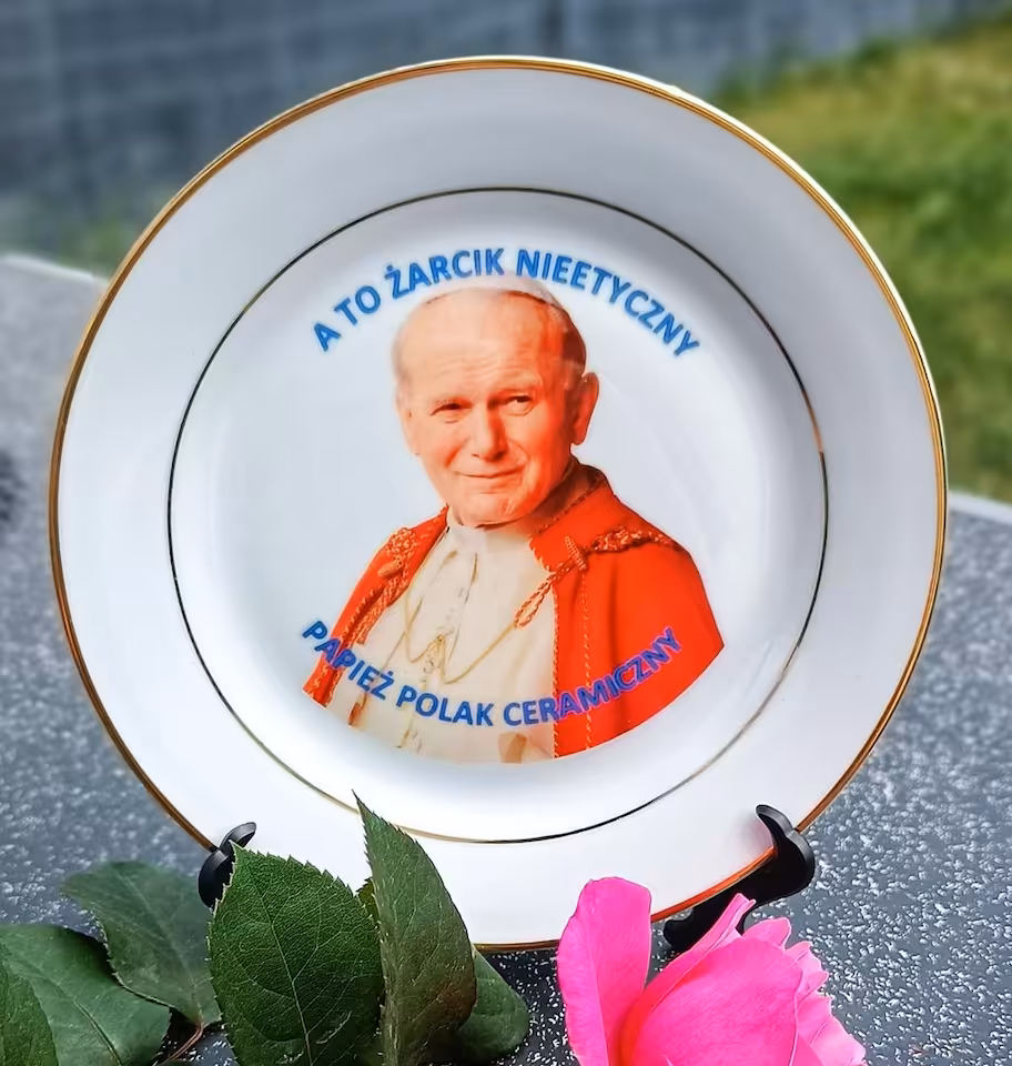 Talerz Sarnodzieło A to żarcik nieetyczny, papież polak ceramiczny