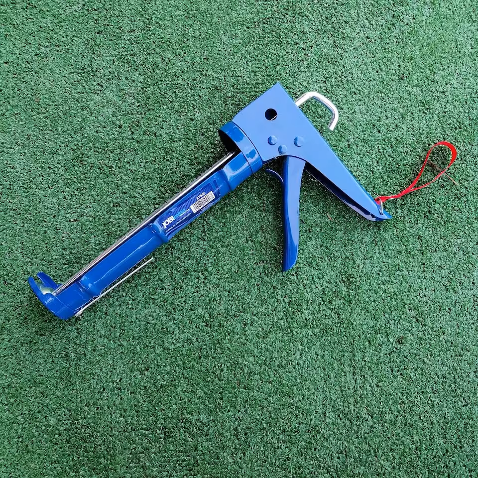 Pistolet do silikonu i mas w tubie