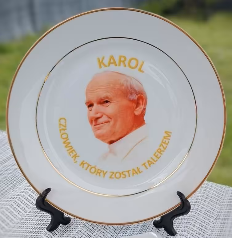 Talerz Sarnodzieło Karol, człowiek który został talerzem