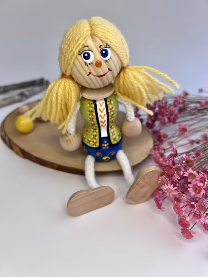 Drewniana lalka /pamiątka dziewczynka Milenka