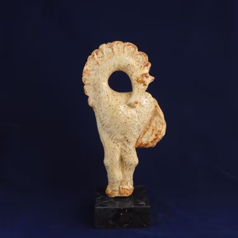 Ceramika: Konik ceramiczny na kamiennym  postumencie..  Kliknij TU po INFO