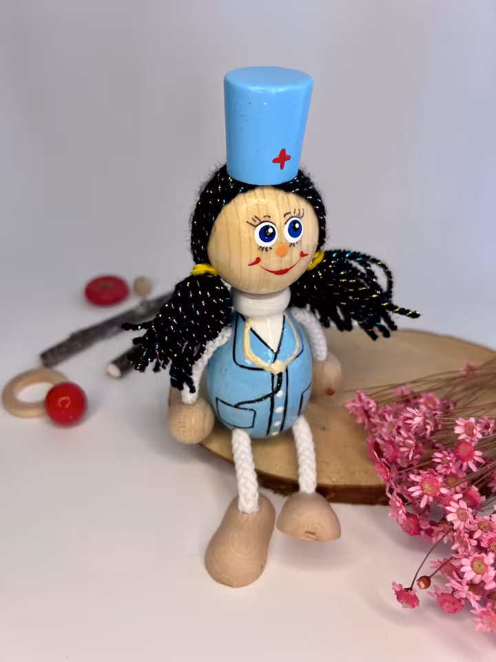 Drewniana lalka /pamiątka Pielęgniarka