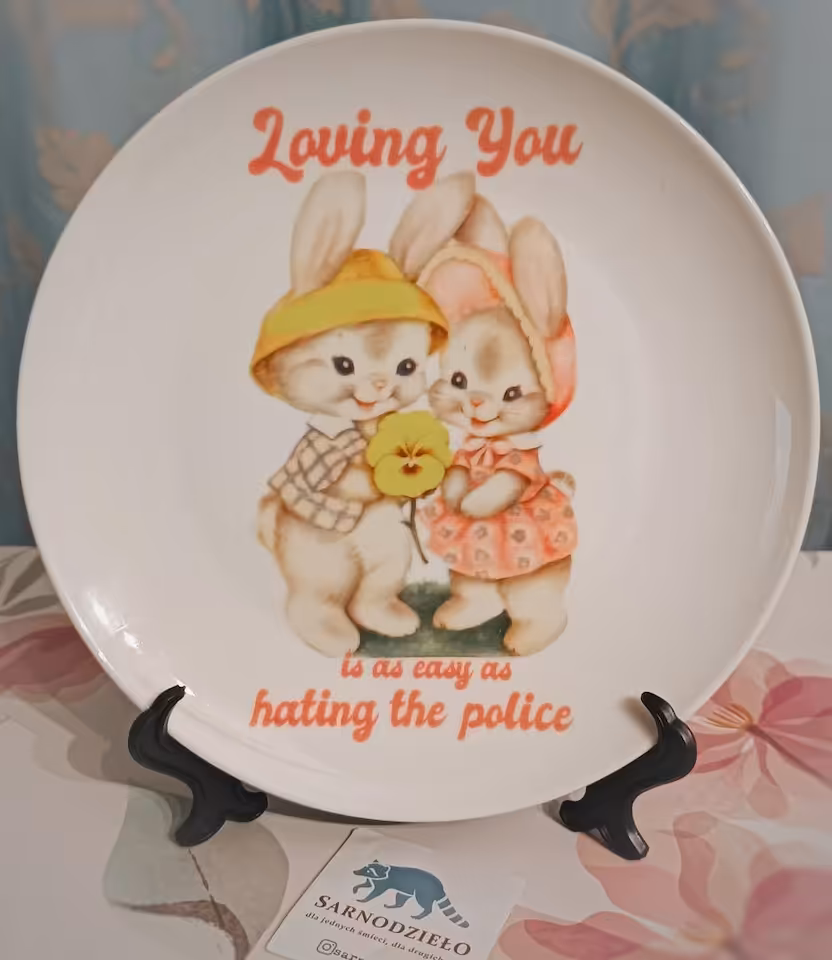 Talerz ceramiczny Sarnodzieło 20 cm Loving you is as easy as hating the police