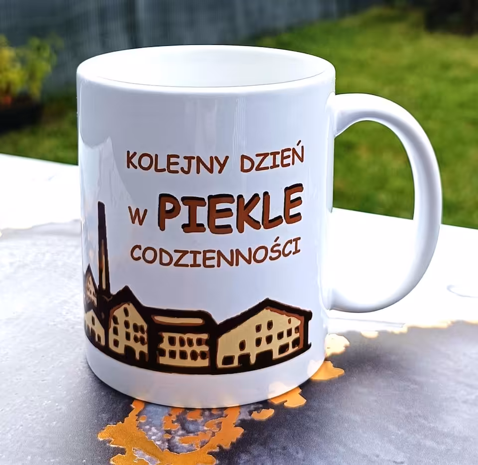 Kubek 330 ml Sarnodzieło Kolejny dzień w PIEKLE codzienności
