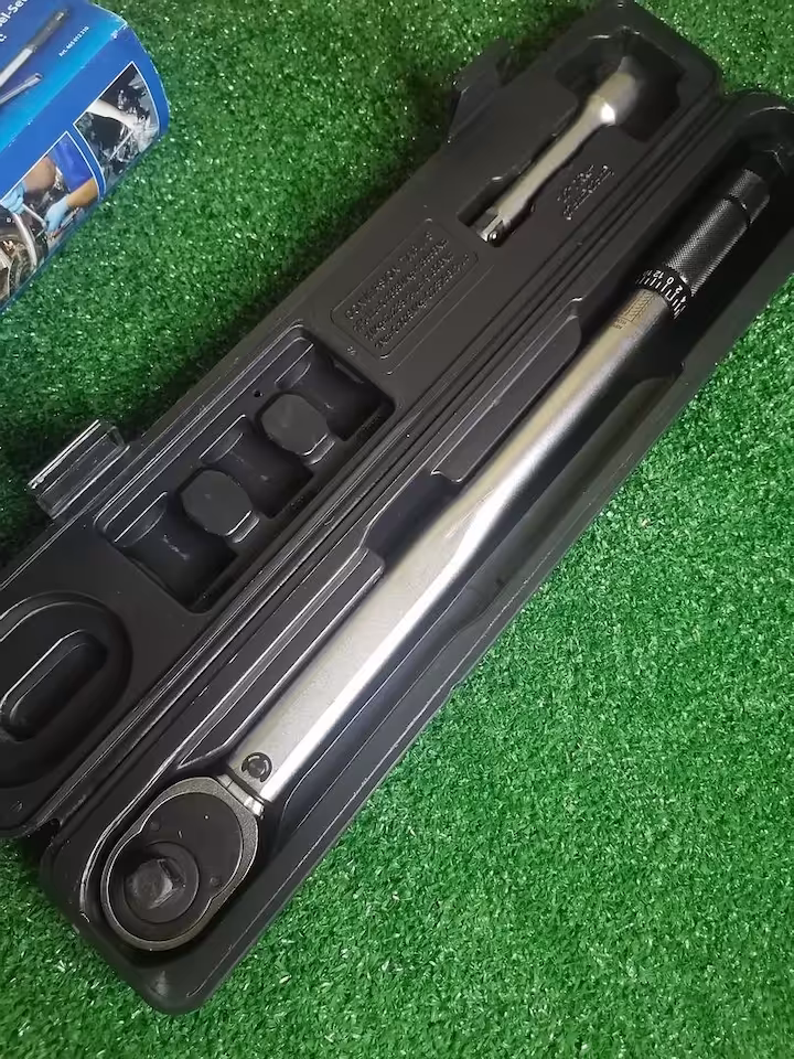 Klucz dynamometryczny 1/2 28-210Nm powystawowy