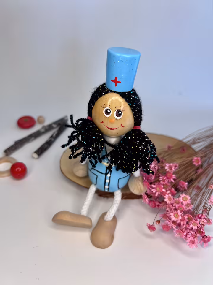 Drewniana lalka /pamiątka Pielęgniarka