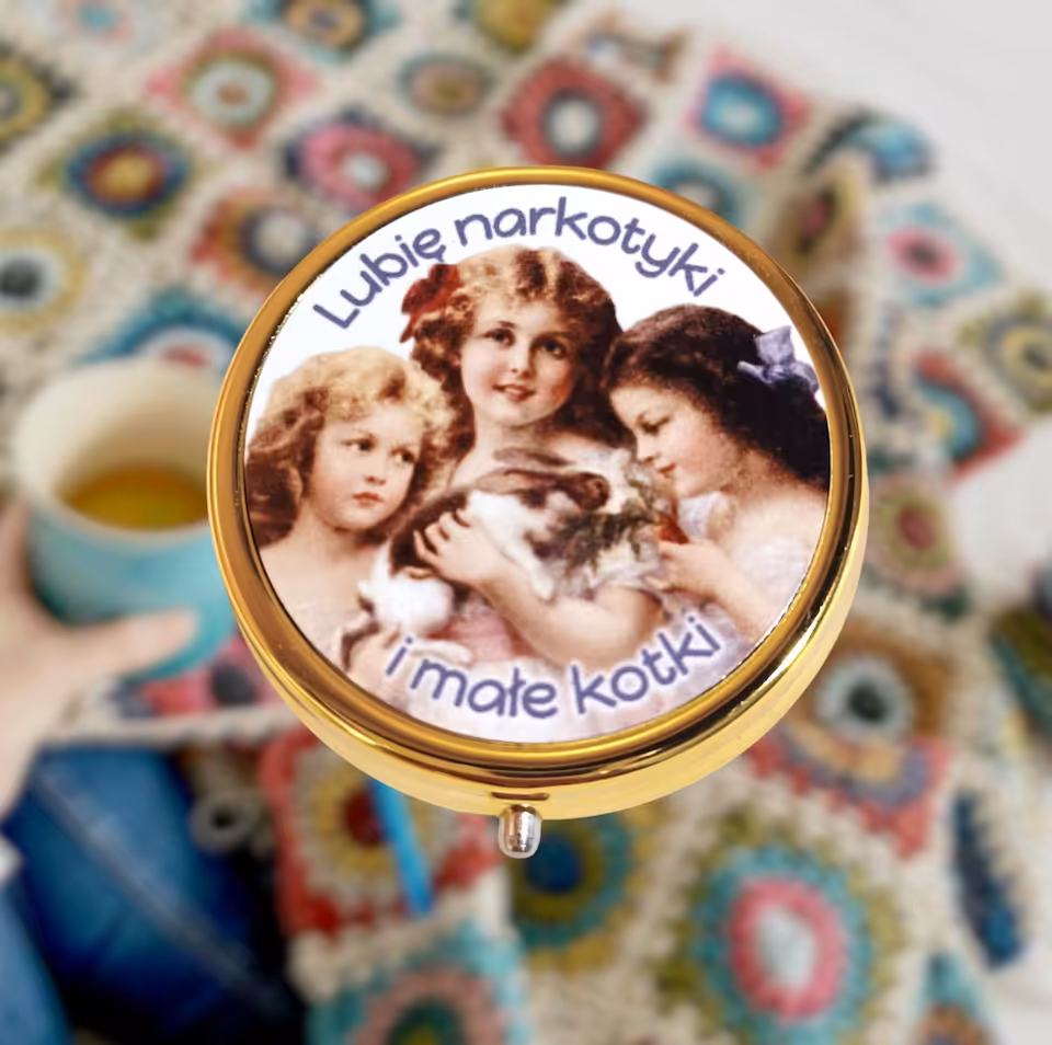 Pudełko na pigułki Sarnodzieło Lubię narkotyki i małe kotki