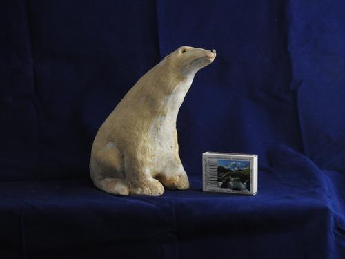 Ceramika: Niedźwiedź polarny; Rozmiary (w przybliżeniu) 15 X 15 X 8 cm, waga 0,7 kg. Opakowanie 25 x 25 x 18 cm. Figurka ceramiczna, szkliwiona. KLIKNIJ po opis