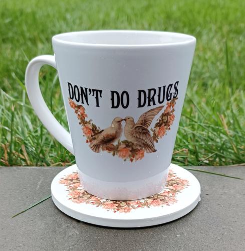 Kubek latte Sarnodzieło 350 ml z ceramiczną podkładką Don't do drugs - Without me