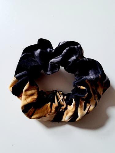 Gumka scrunchie welurowa w liście czarna