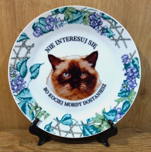 Talerz ceramiczny Sarnodzieło 20 cm Nie interesuj się, bo kociej mordy dostaniesz