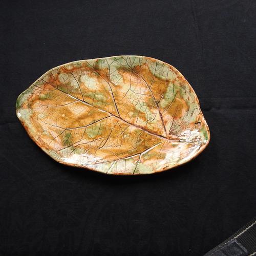 Ceramika: Patera ceramiczna w kształcie liścia, wymiary w przybliżeniu: 33 cm X 21 cm X 0,5 cm, w kolorach pastelowych (blada zieleń, jasny brąz). Szkliwo dopuszczone do kontaktu z żywnością. Nie nadaje się do zmywania w zmywarce.  Więcej: KLIK