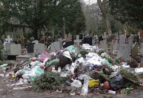 Posprzątanie terenu wokół nagrobka ze śmieci, puszek, butelek oraz innych nieczystości