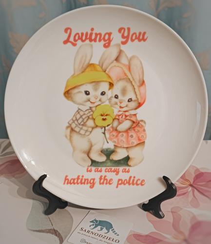 Talerz ceramiczny Sarnodzieło 20 cm Loving you is as easy as hating the police
