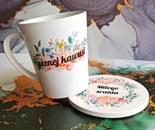 Kubek latte Sarnodzieło 350 ml z ceramiczną podkładką Pysznej kawusi Miłego srania