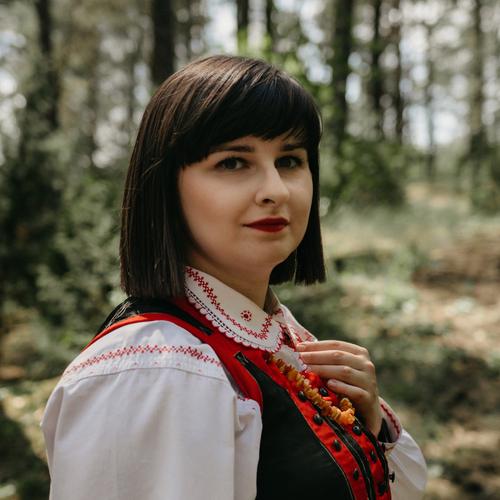 KOBIECA SESJA FOTOGRAFICZNA W STROJU KURPIOWSKIM (PLENER)