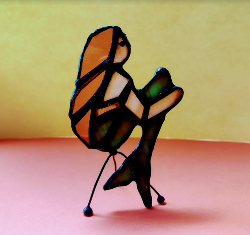 Syrenka ze szkła witrażowego, szkło + cyna. Wymiary: 6X10X4 cm