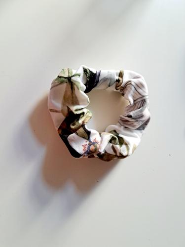 Gumka scrunchie welurowa biało-zielona we wzory