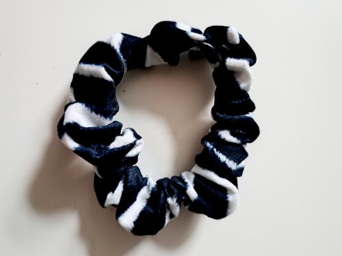 Gumka scrunchie welurowa w paski zebra wąska