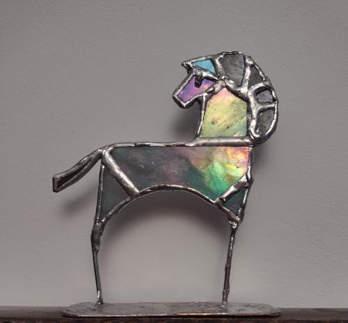 Konik ze szkła witrażowego na metalowej podstawce, szkło + miedź + cyna. Wymiary: 9X10X2,5 cm