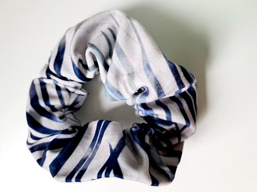 Gumka scrunchie welurowa w paski niebieskie szara