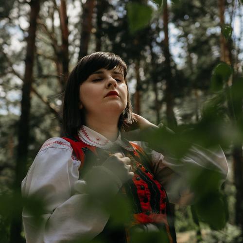 KOBIECA MINI SESJA FOTOGRAFICZNA W STROJU KURPIOWSKIM (PLENER)